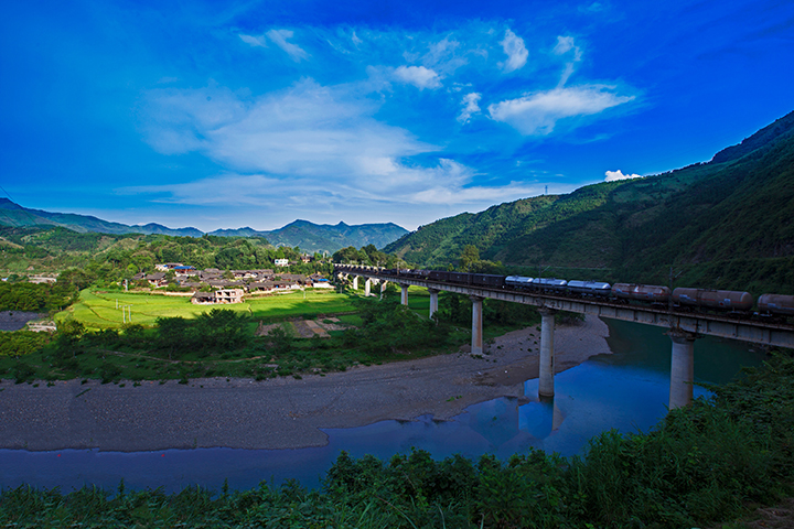 《火車開進(jìn)山寨來》